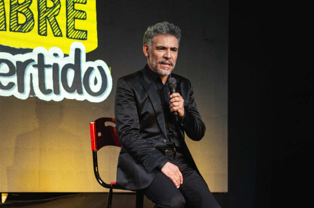 José Manuel Ospina regresa a las tablas con: UN HOMBRE DIVERTIDO , Un espectáculo en el cual la música y el buen humor están a la orden del día.
