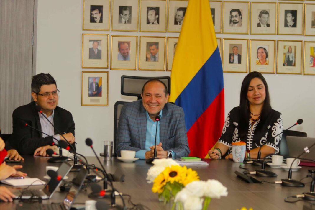 “Queremos un incremento del salario mínimo que haga justicia y consolide las buenas cifras económicas”: ministro Antonio Sanguino