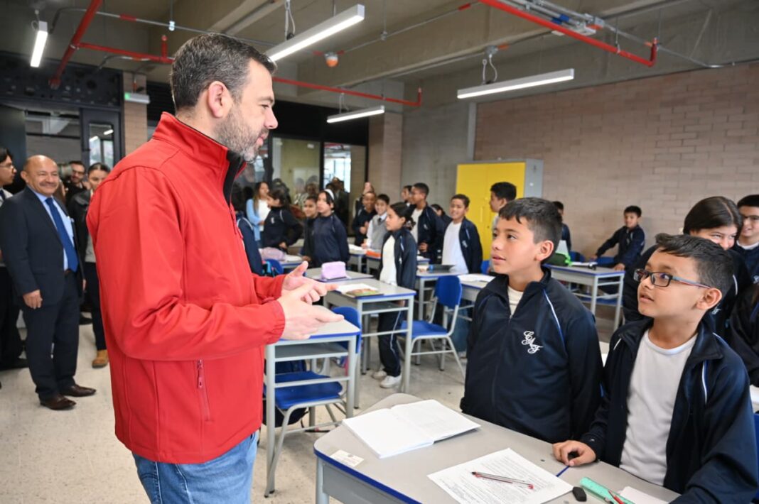 Bogotá inaugura colegio Alexander Fleming y lanza estrategia ‘Redes sociales : manejo inteligente’