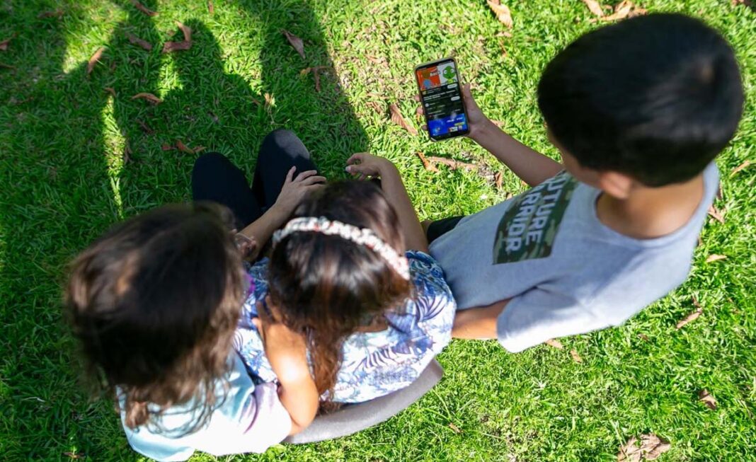 Cinco hábitos digitales clave para que niñas, niños y adolescentes disfruten unas vacaciones seguras y equilibradas