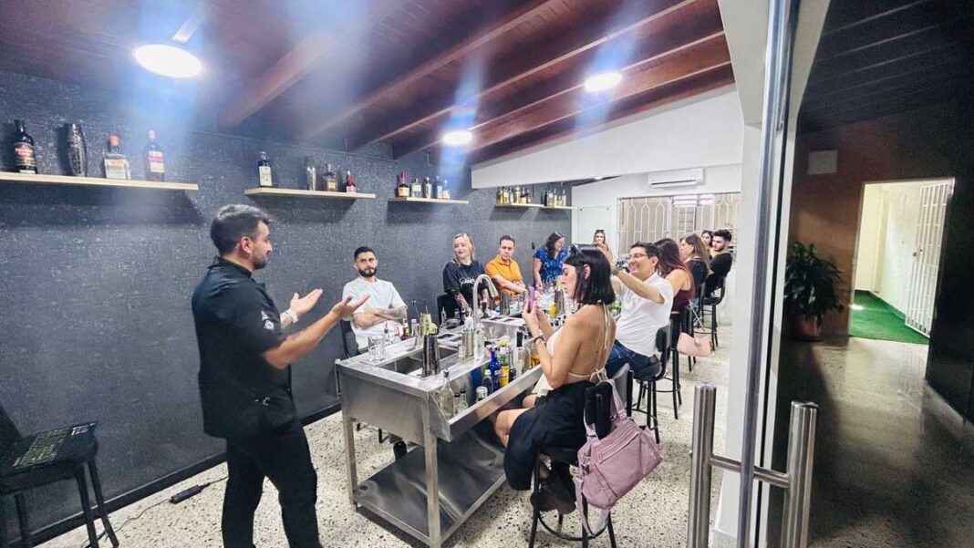 Medellín se consolida como destino de alta formación: Abre sus puertas Co & Co, la escuela que certifica a los mejores baristas y bartenders de Colombia.