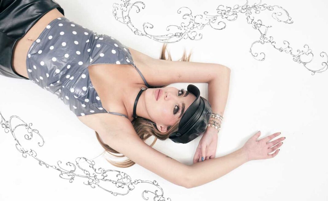 Ela Conem sube la temperatura del electropop con su nuevo sencillo “Si Te Quedas”