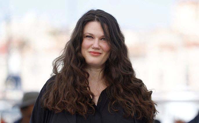 Llega a Colombia la ganadora del premio del jurado en Cannes, escrita & dirigida por Mascha Schilinski, “El Sonido Al Caer” se estrena en Colombia el 28 de mayo