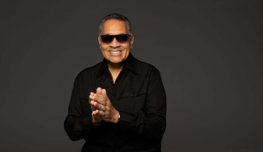 El ícono de la salsa, Tito Nieves, convierte una tímida confesión amorosa en un acto de complicidad en “Bailemos”, su nuevo sencillo