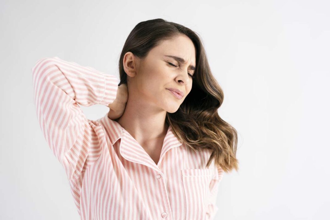 “Cuello tecnológico”: señales de alerta y claves para prevenir el dolor de cuello causado por el celular