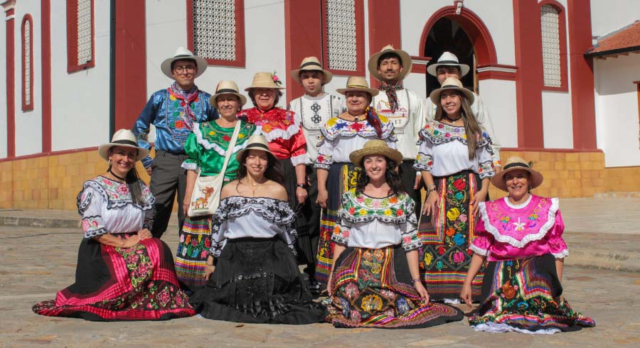 Jóvenes universitarios transforman el bordado y la música tradicional santandereana en una experiencia interactiva para preservar el patrimonio cultural de Vélez