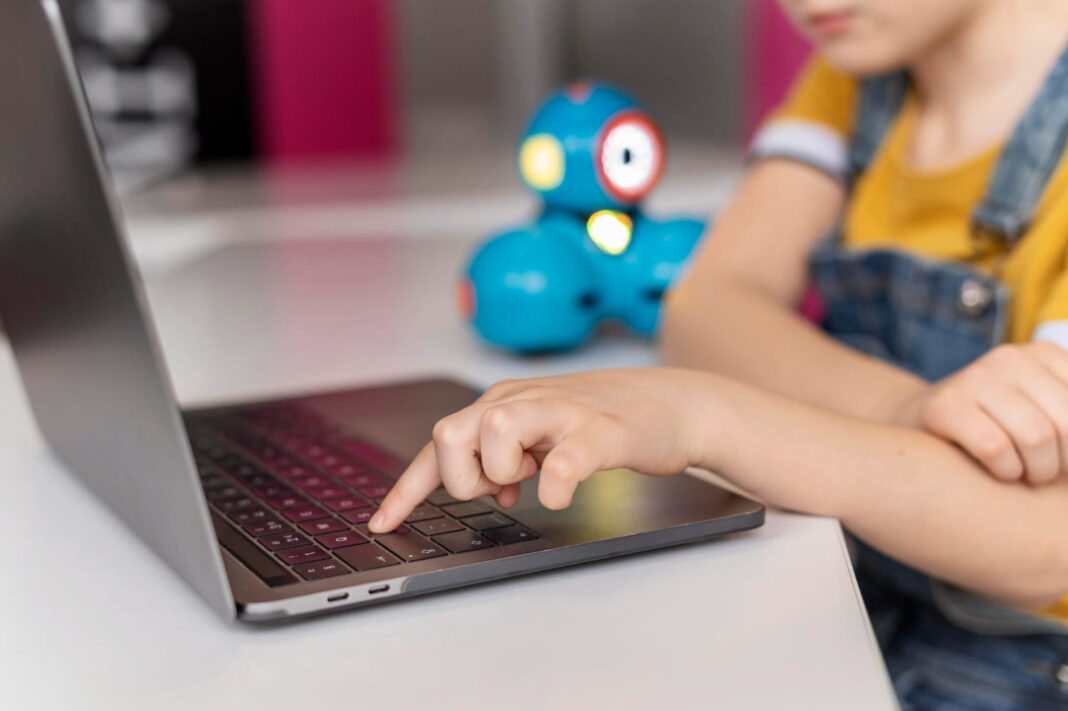 La IA conquista el interés de los niños y plantea nuevos retos para su seguridad digital: Kaspersky