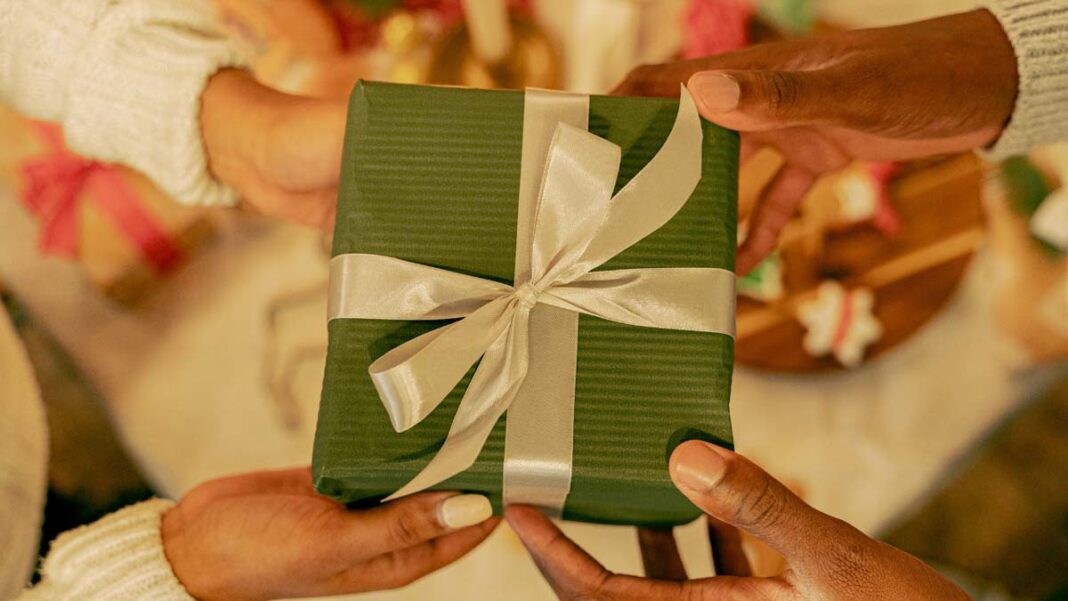 Más allá del regalo: El 57% de los colombianos prioriza el valor emocional en Amor y Amistad